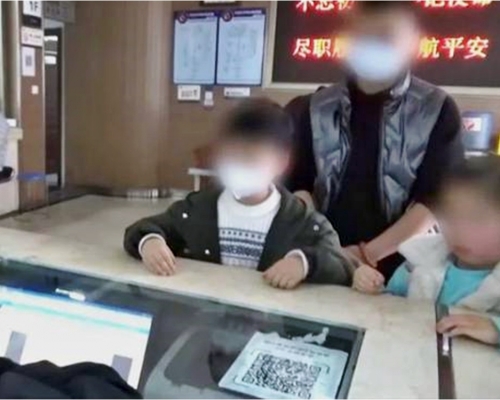 一對兄妹因偷錢被發現，躁爸隨即帶他們到警署報案，要求嚴懲他們。網圖