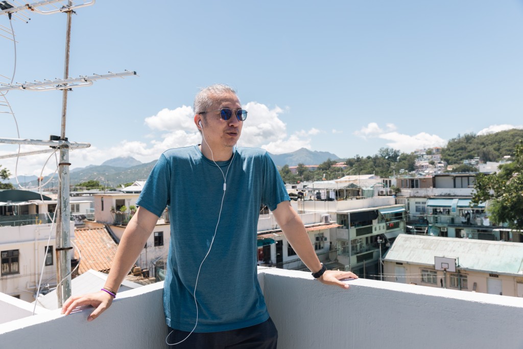 周國賢角色以黃浩然為藍本，不單造型似，連間屋都是導演借出。