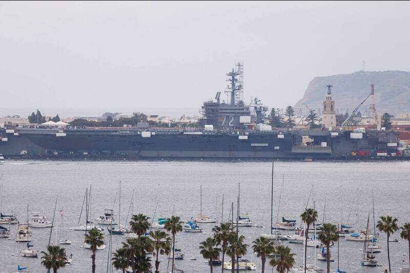 涉案2名中國公民被指與一名美國海軍一同參觀「林肯號」航空母艦。路透社