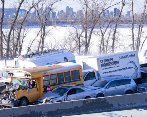 加拿大公路200车相撞。AP