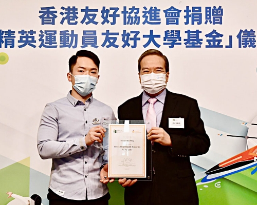 欧镇铭（左）有望转型成为策练员。