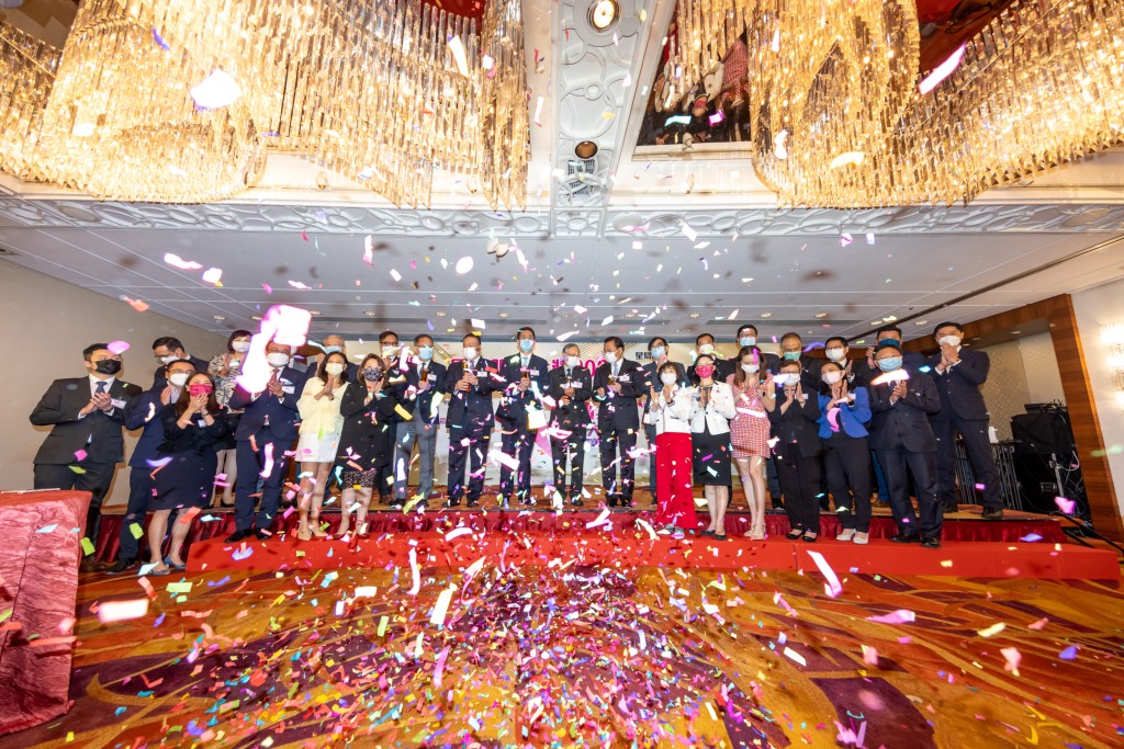 在礼炮仪式后,为颁奖典礼揭开序幕。