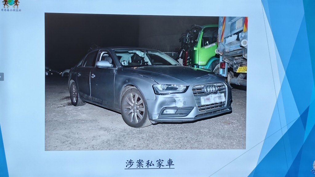 警方在車上及岸邊檢獲一批潛水裝備,包括氧氣樽、潛水衣、蛙鞋及水下推進器等。黃文威攝 警方在車上及岸邊檢獲一批潛水裝備,包括氧氣樽、潛水衣、蛙鞋及水下推進器等。黃文威攝
