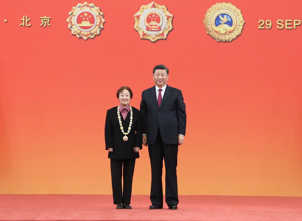 國家主席習近平向郭蘭英頒授國家榮譽稱號獎章。中新社