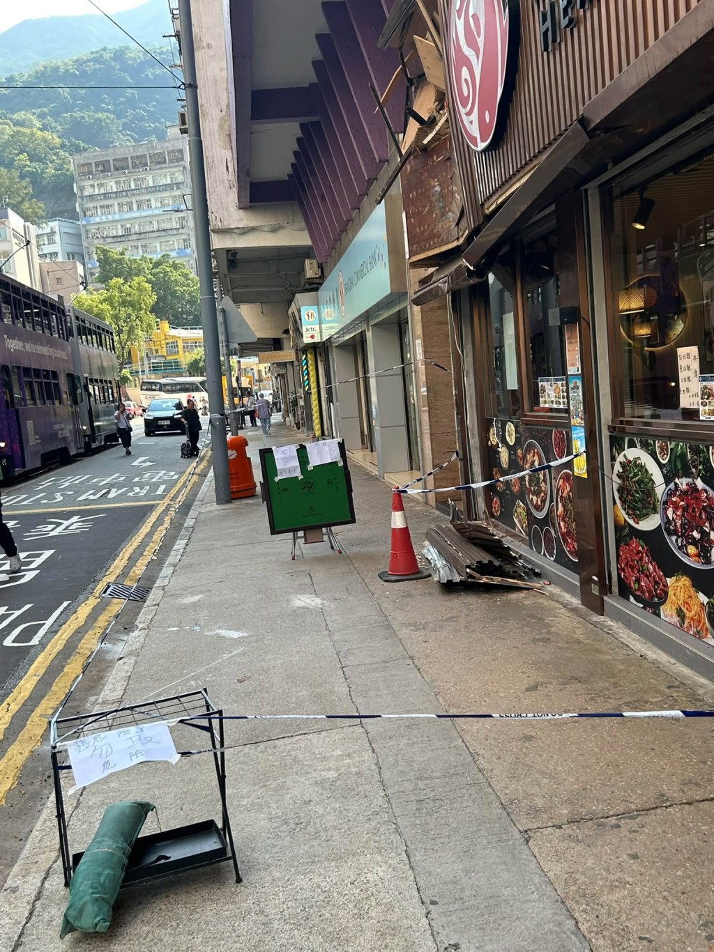 被撞食肆門面受損。網圖 被撞食肆門面受損。網圖