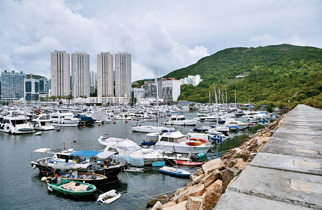 內地船長駕船運油船在香港仔避風塘與香港漁船相撞，終致載有7人的漁船沉沒，而81歲漁船船長墮海身亡。