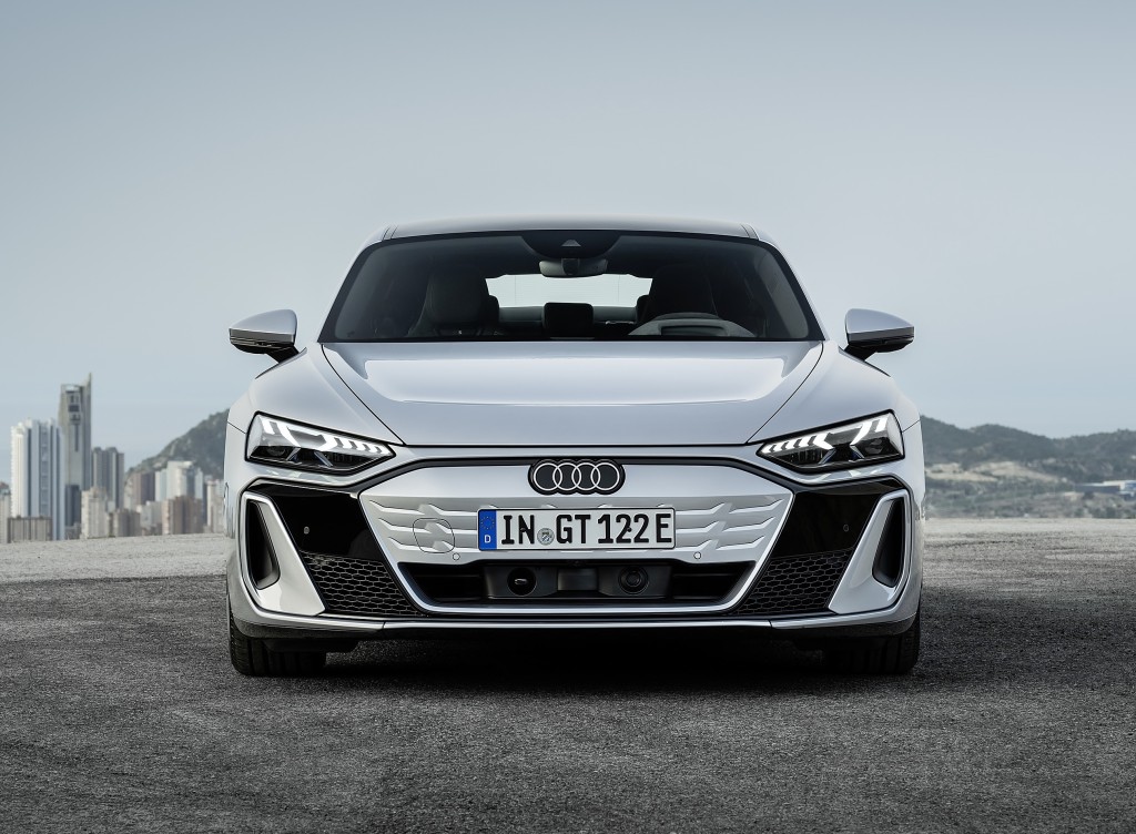 电动超跑奥迪Audi e-tron GT新版性能跃进，入门版造型相对斯文。