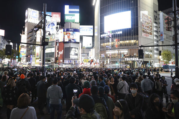 涩谷2022年万圣节晚上的人潮。美联社