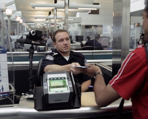 美國海關邊防人員檢查旅客電子裝置個案趨增。網上圖片