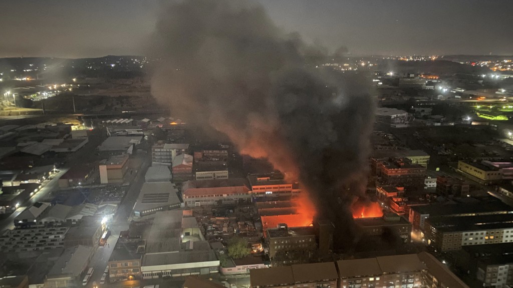 南非約翰內斯堡建築物大火，火勢非常猛烈。 路透社