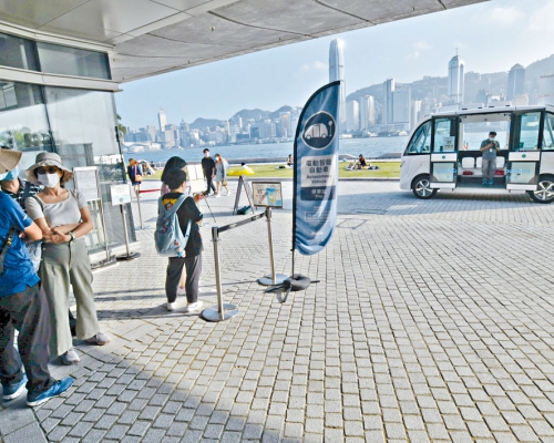■全港首部載客無人駕駛電動車,在園區內接載訪客。