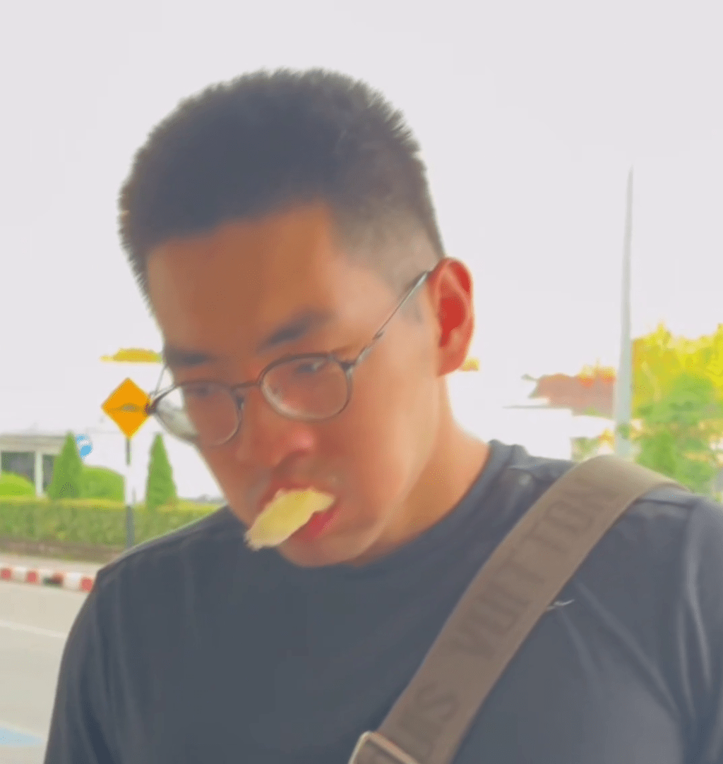 男子帶榴槤上飛機被拒,即場狂隊榴槤,食到懷疑人生。 男子帶榴槤上飛機被拒,即場狂隊榴槤,食到懷疑人生。