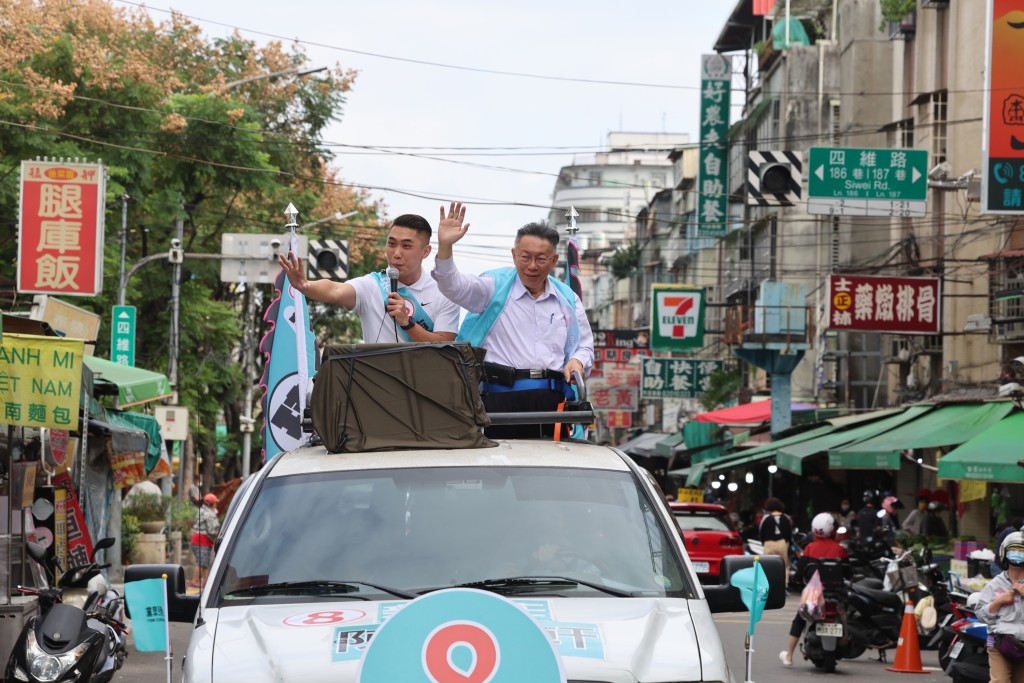 台北市长柯文哲（右）为民众党新北市议员候选人拉票。