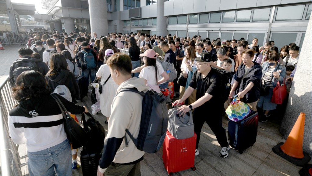 農曆年假期深圳灣口岸出入境情況。 《星島》資料圖片