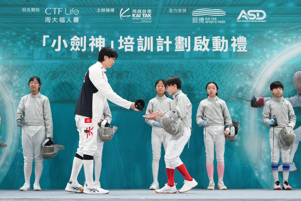 羅浩天將劍頒給去年20位「小劍神」授劍。公關提供