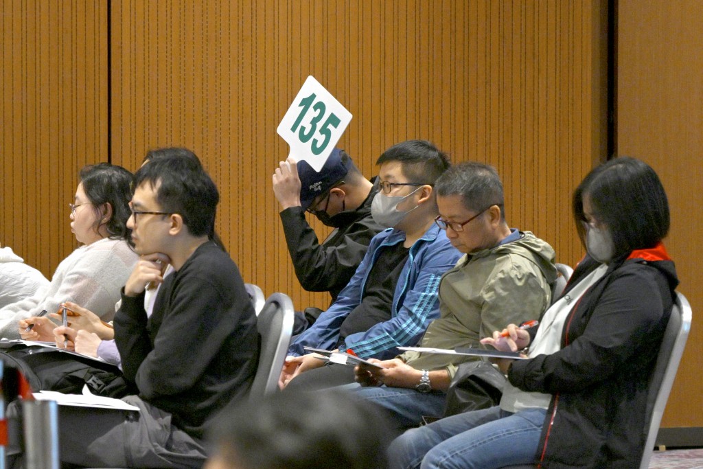 单字母“H”车牌以2,000万元高价成交。图为买家
