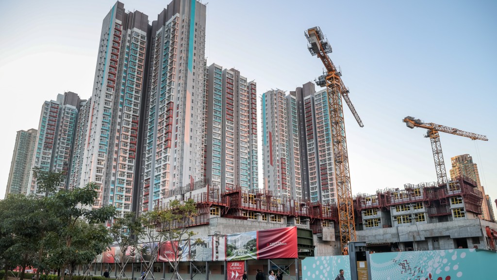 他指政府大量興建公屋及居屋，單位流轉增加，令供應更為充裕。