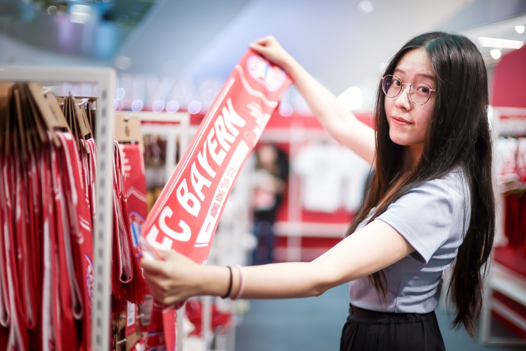 體育用品店聚星動力副總經理高鶴透露,今次足球盛會期間店鋪業績較平日增長約五倍。 體育用品店聚星動力副總經理高鶴透露,今次足球盛會期間店鋪業績較平日增長約五倍。
