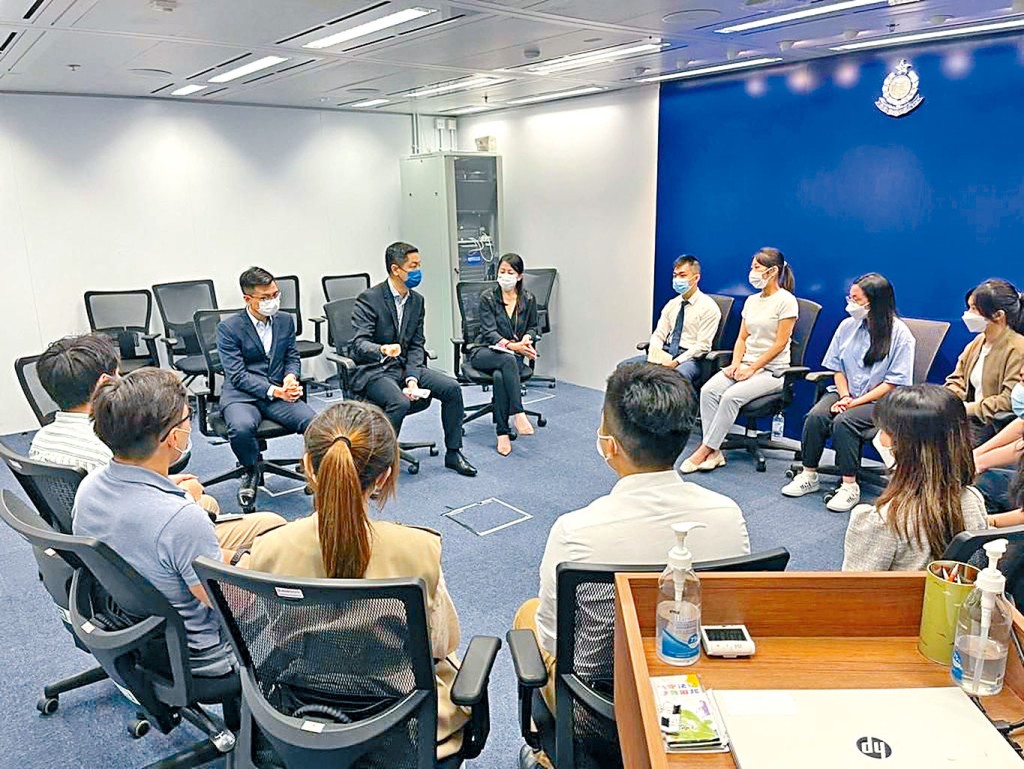 警务处公共关系部长官与大学生实习生，分享警队的公共关系策略和活动。