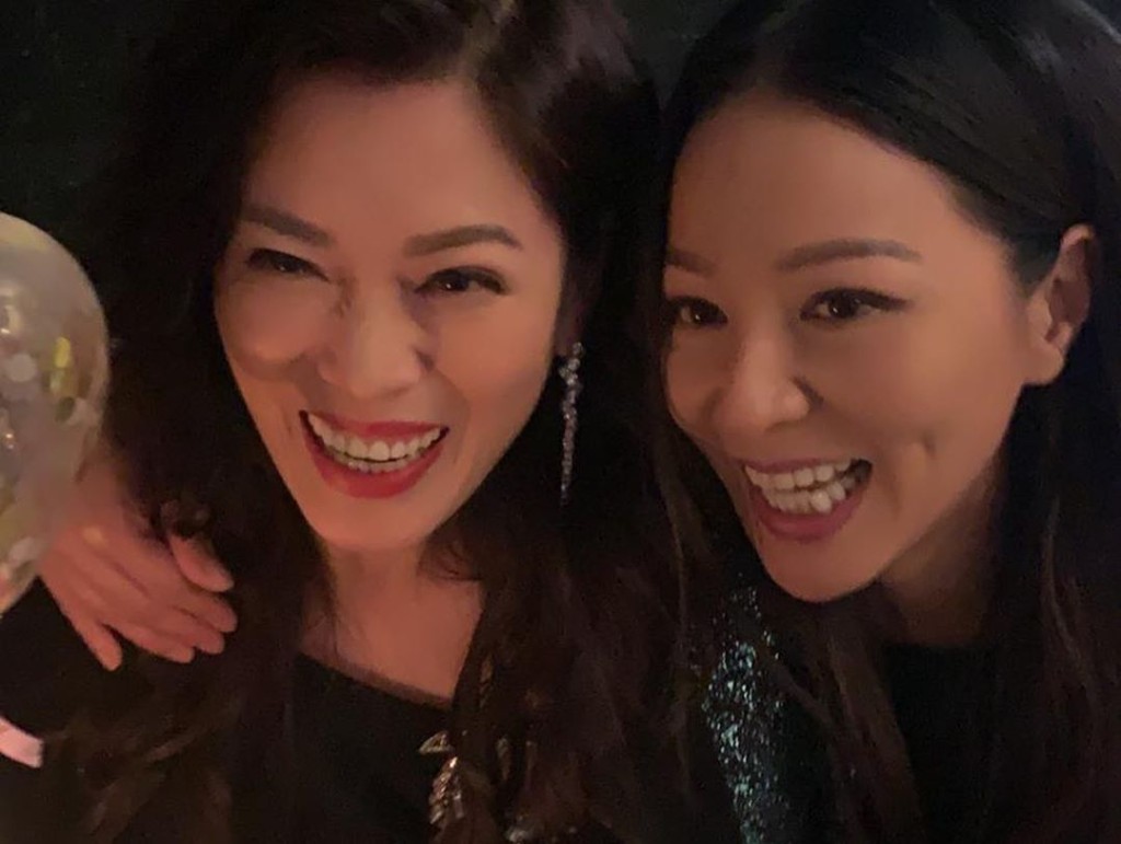 大家姐祝賀大小姐。