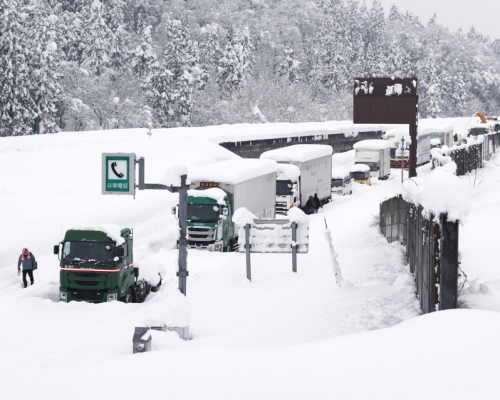 新潟縣內的高速公路「關越自動車道」有約1000輛車輛受雪災所困。ap圖