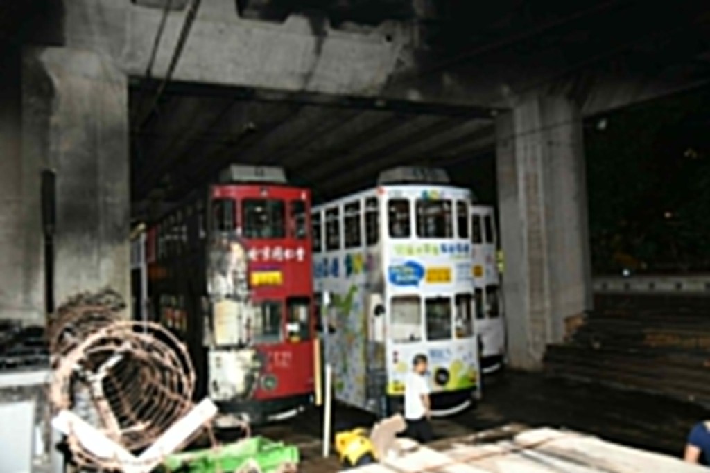 火勢波及旁邊的西灣河電車廠，廠內一架電車的車身被燒着，東區走廊橋底涉事位置的橋底亦被熏黑。李家傑攝