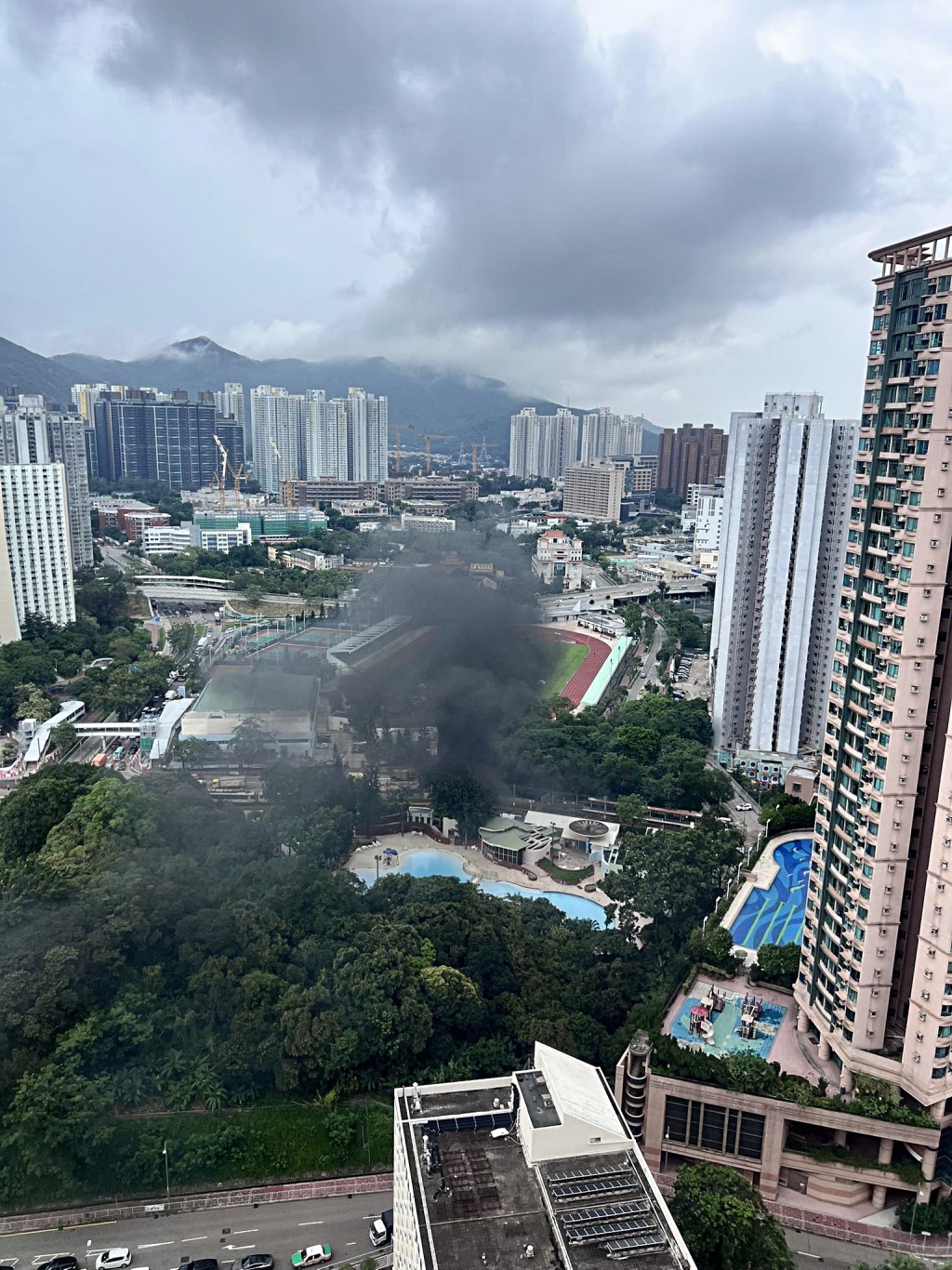 濃煙席捲半空。fb：真.屯門友
