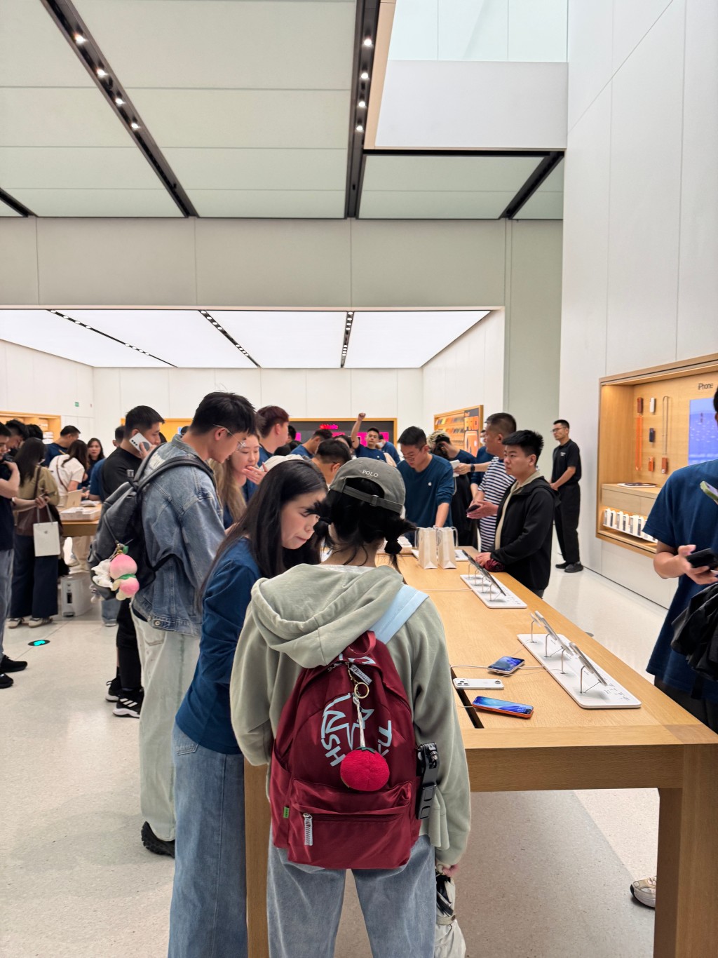 iPhone 17系列開賣，大批民眾到線下門店購買。微博＠TOP-十一 