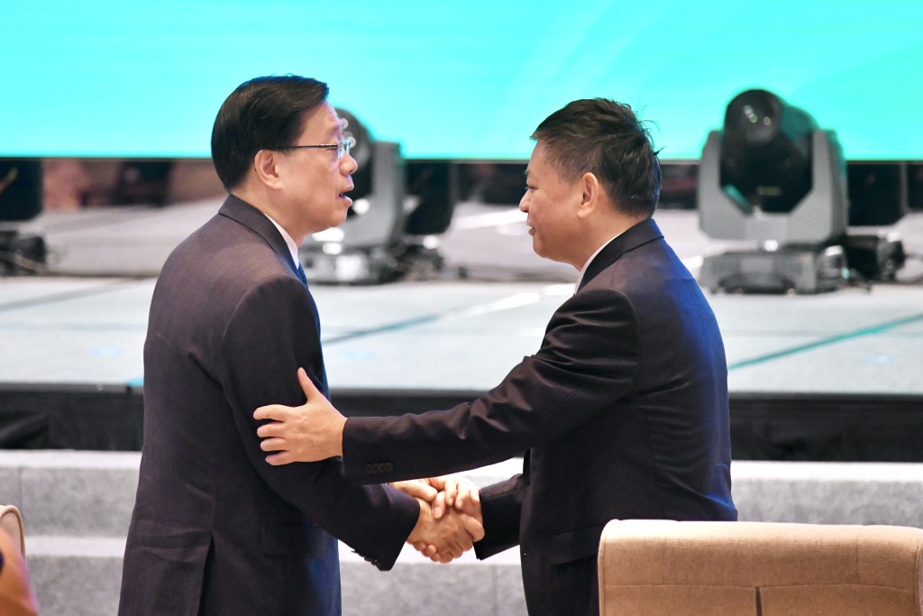 李家超與黃潤秋握手。 李家超與黃潤秋握手。