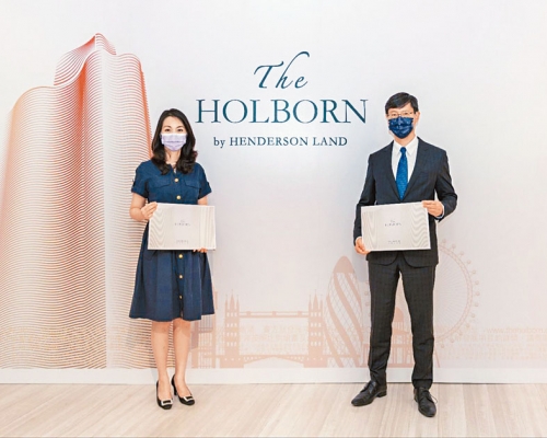 恒基韓家輝表示，鰂魚涌THE HOLBORN最快下周開價。旁為李菲茹。