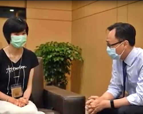 聶德權(右)與「殘疾學生實習體驗」的學生見面。影片截圖