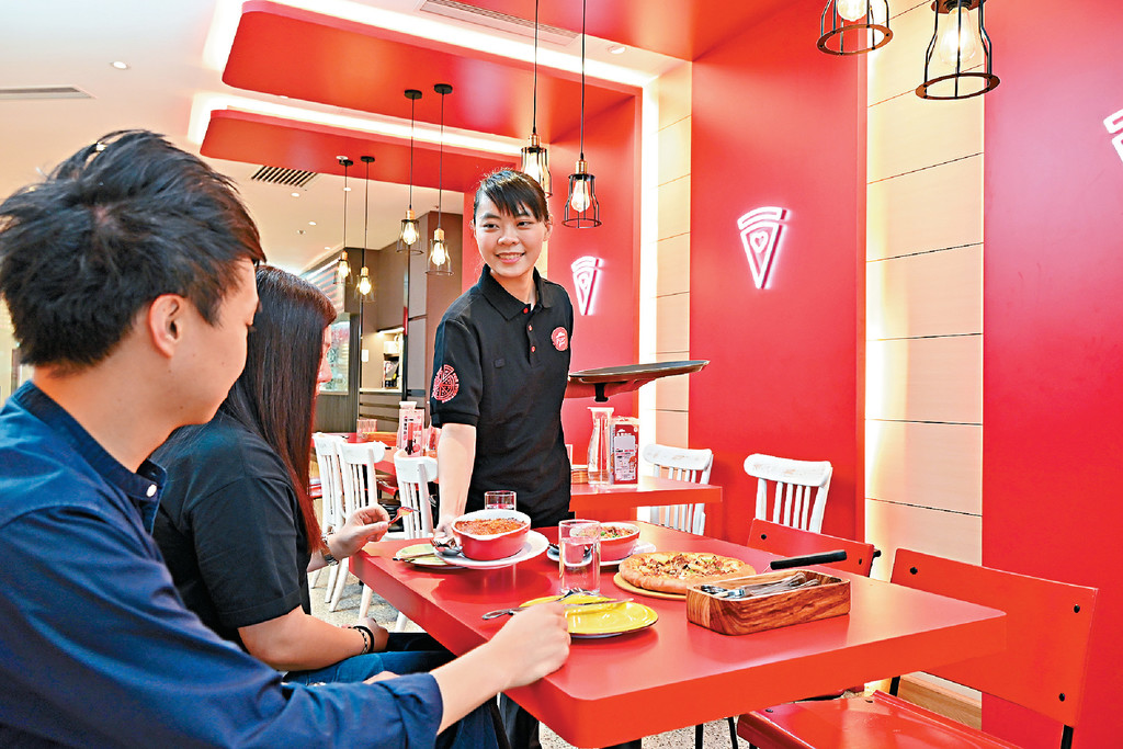 ■Miki每次端菜時均迎上燦爛笑容，令顧客吃得份外開懷。