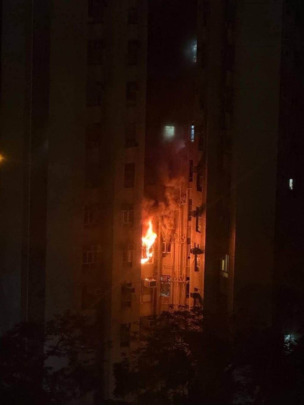 大厦一低层单位起火。Facebook：屯门友