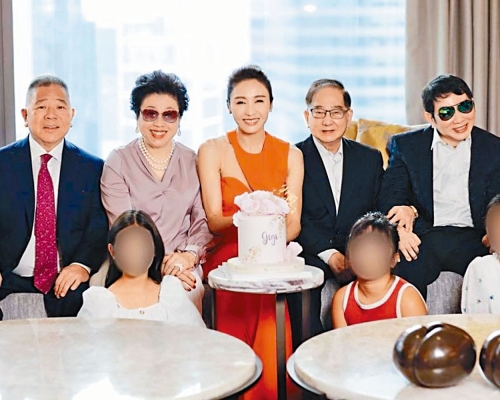 ■父母、弟弟、老公和女兒們齊集為黎姿慶祝生日。