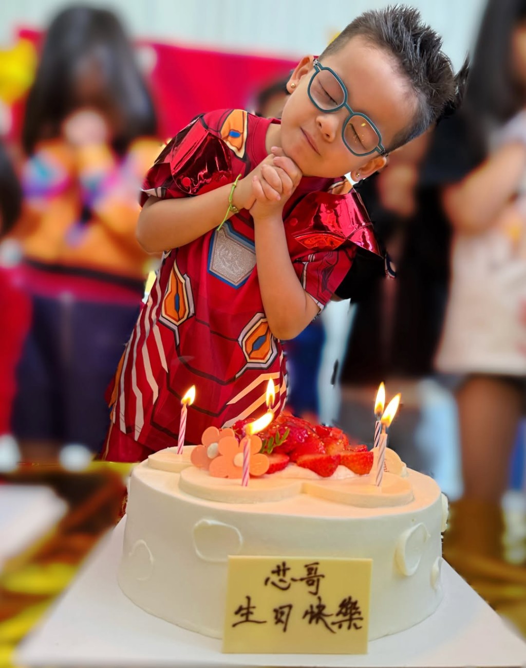 5歲的黃子芯非常可愛，專心許願。