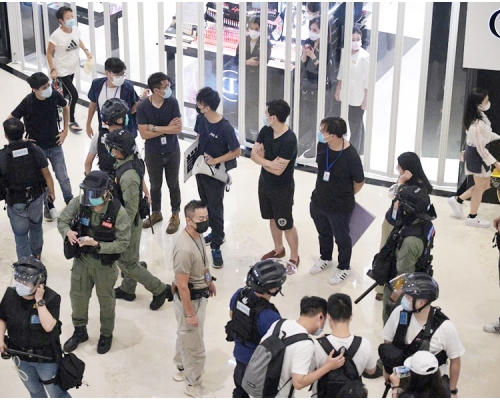 警方向集結群眾發出警告，有人拒絕聽從指示離開。

