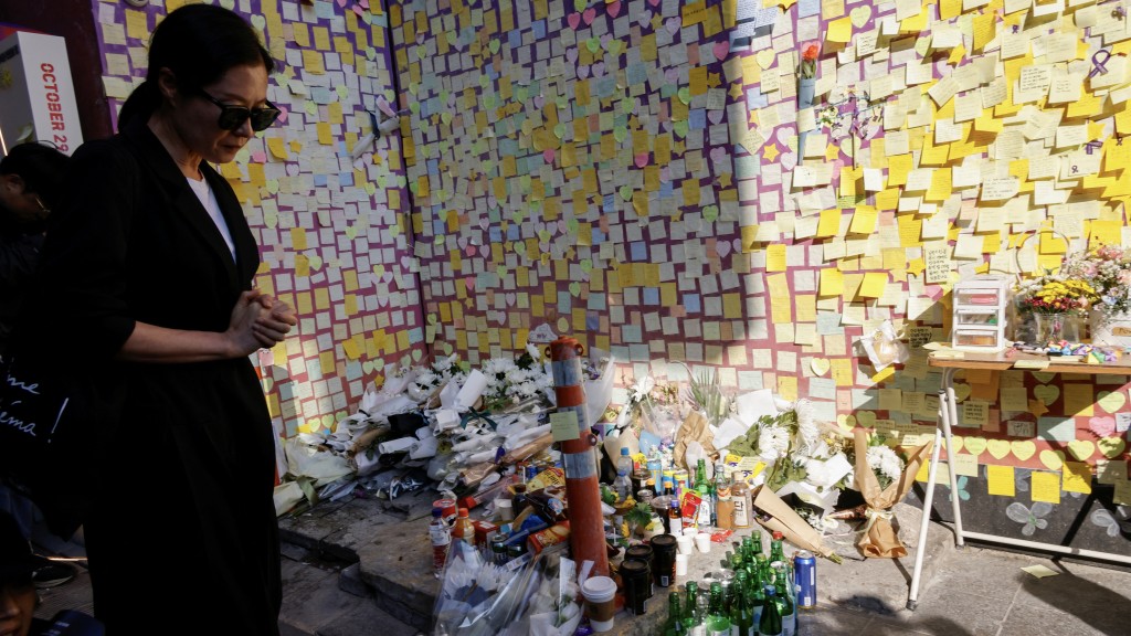 梨泰院慘劇發生一周年，牆上貼滿了追思悼念的留言。 路透社