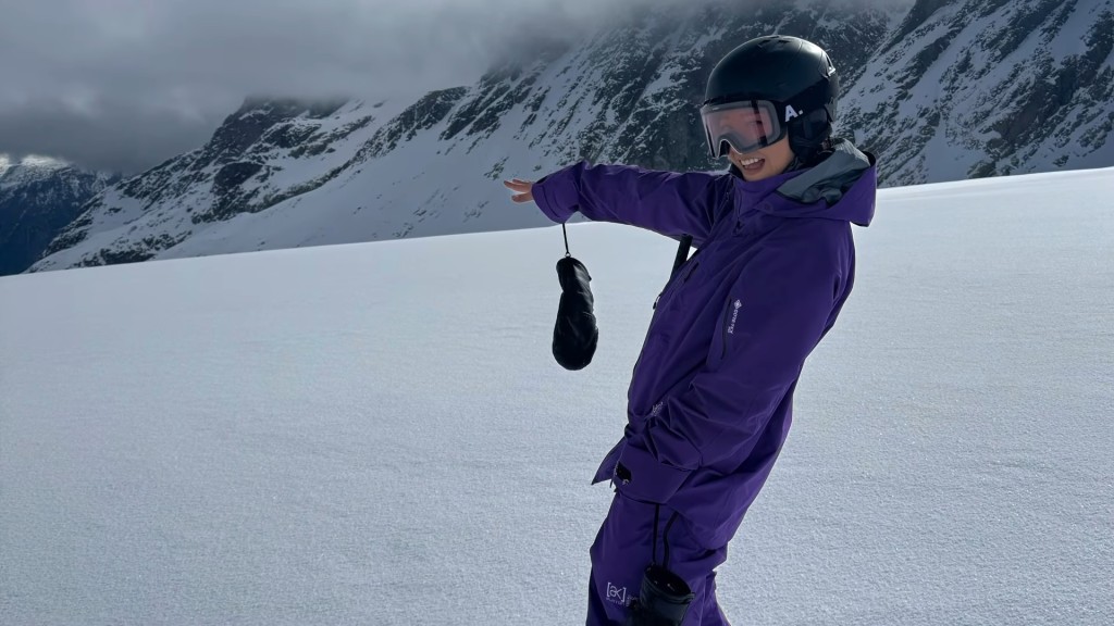 滕丽名一行人搭直升机去滑雪。