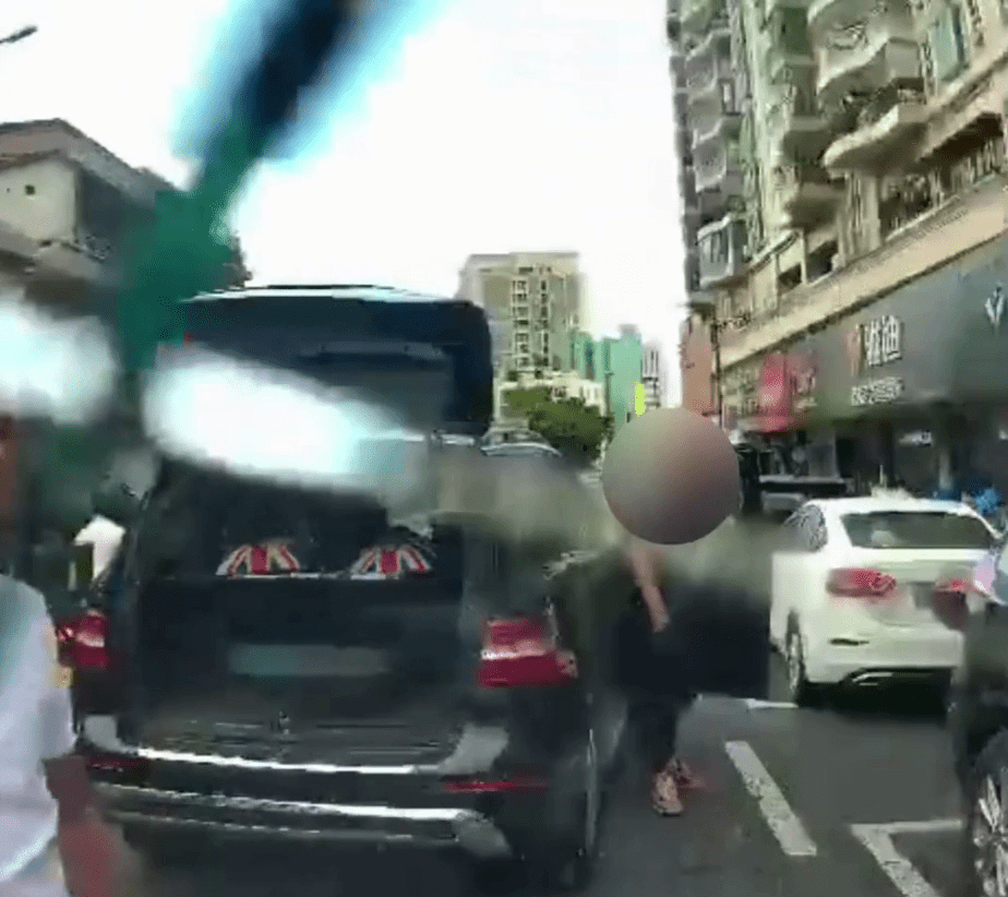 受害者前擋風玻璃、駕駛室玻璃、引擎蓋被砸得稀巴爛。 受害者前擋風玻璃、駕駛室玻璃、引擎蓋被砸得稀巴爛。