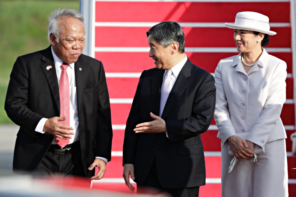 日王德仁及皇后雅子抵印尼访问，多位印尼官员到场迎接。  美联社