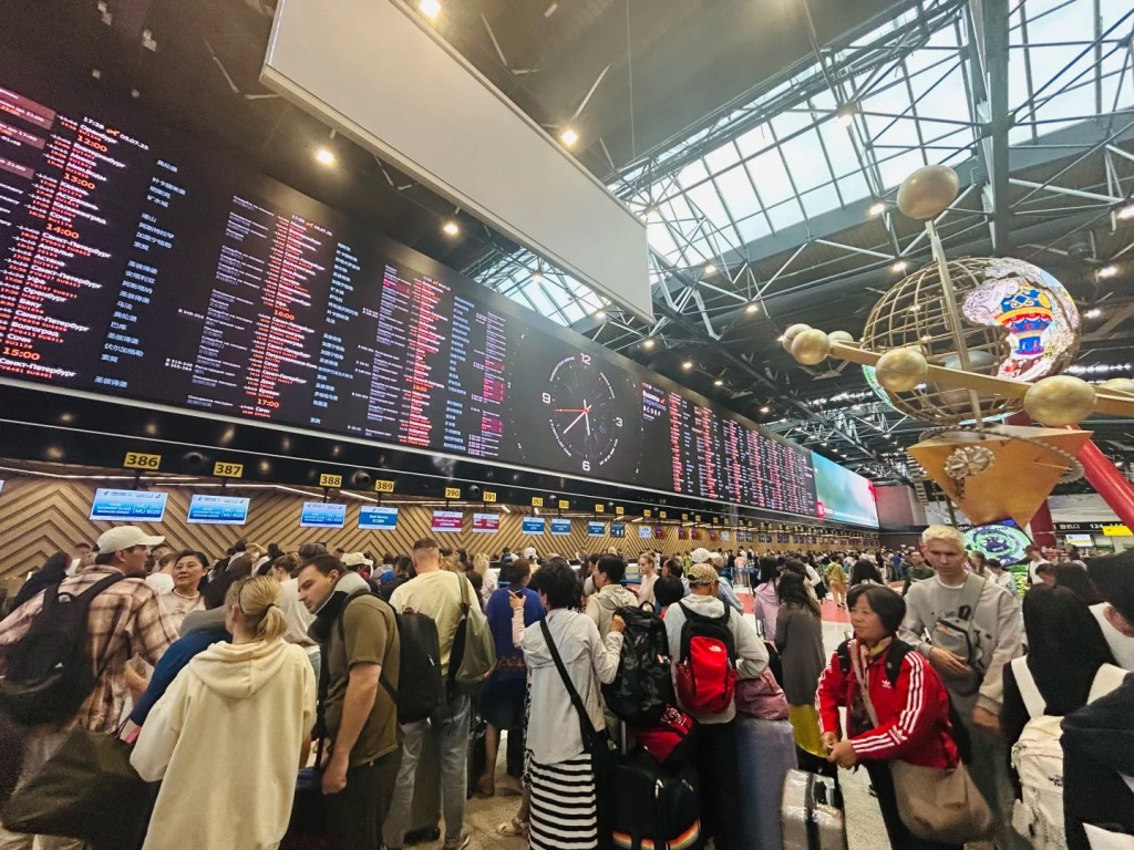 大量旅客因航班取消或延误滞留俄罗斯机场。小红书@Liying