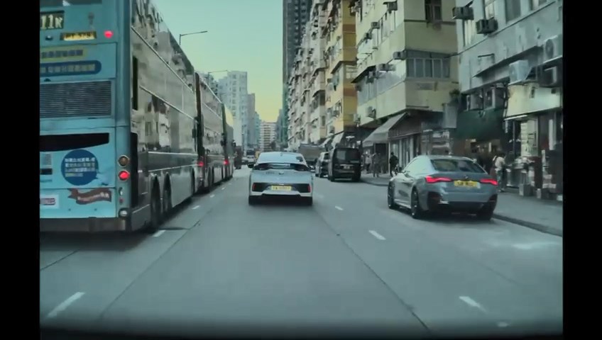 私家車由土瓜灣道轉入馬道頭角道,當時有3部巴士在巴士站。讀者提供片段 私家車由土瓜灣道轉入馬道頭角道,當時有3部巴士在巴士站。讀者提供片段