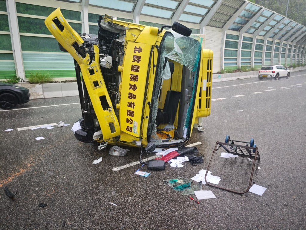 手推車跌出車外。 手推車跌出車外。