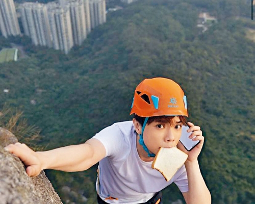 張敬軒單手攀石扮Laughing哥，十分搞笑。