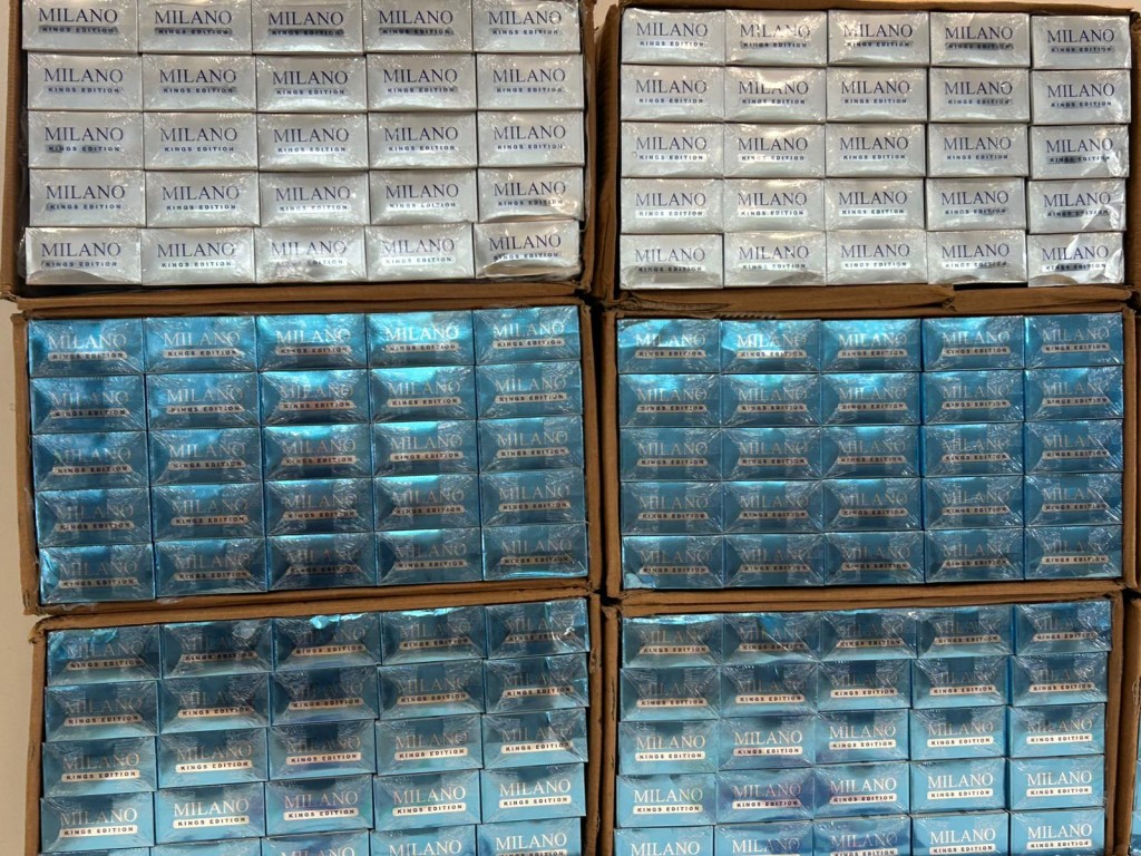 海關於洪水橋的鐵皮場內檢獲約468萬支懷疑未完稅香煙,估計市值約2117萬元。 海關於洪水橋的鐵皮場內檢獲約468萬支懷疑未完稅香煙,估計市值約2117萬元。