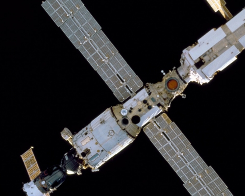 國際太空站「星辰號」周四一度冒煙。網圖
