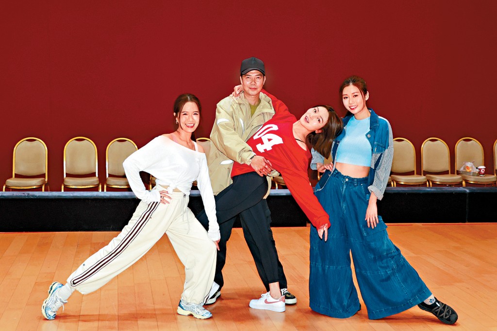 謝天華攬關嘉敏共舞，還有梁敏巧（左）、李芷晴一左一右伴舞，艶福不淺。