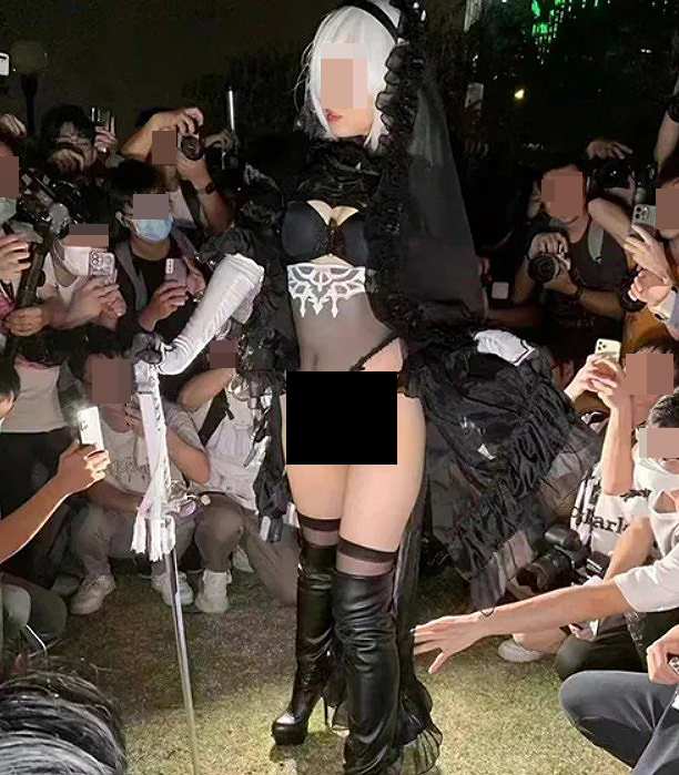 少女Coser雪村初美當日出席廣州動漫展情況，當時有大批男粉絲圍攏她拍照。