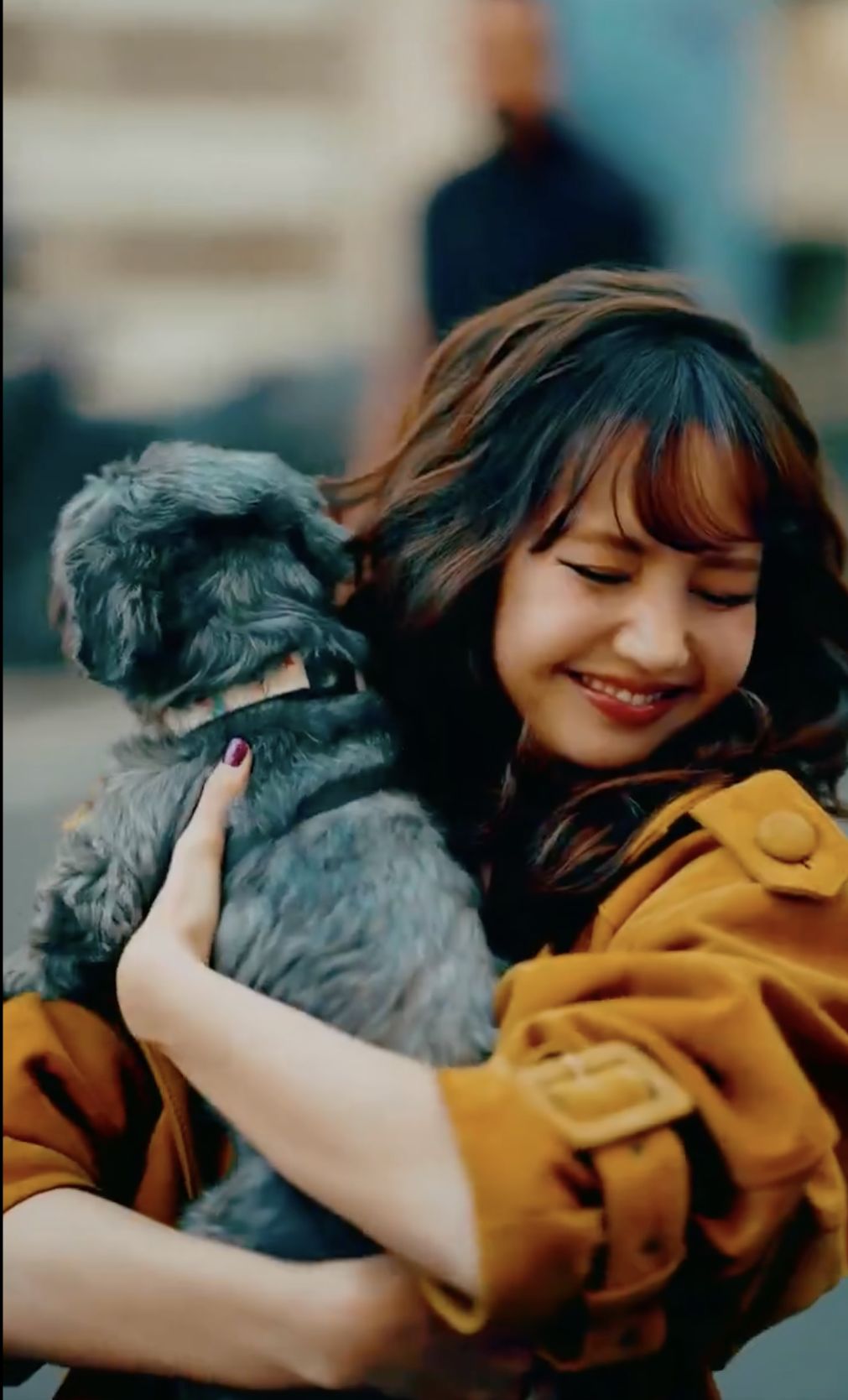 Lisa昨日在巴黎到電台受訪，離開時更去抱fans的愛犬。