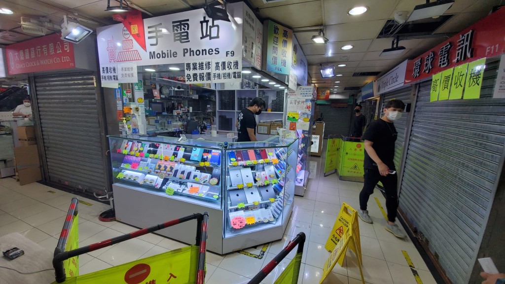 先达广场一间手机店被人捣乱,男职员受伤送院。